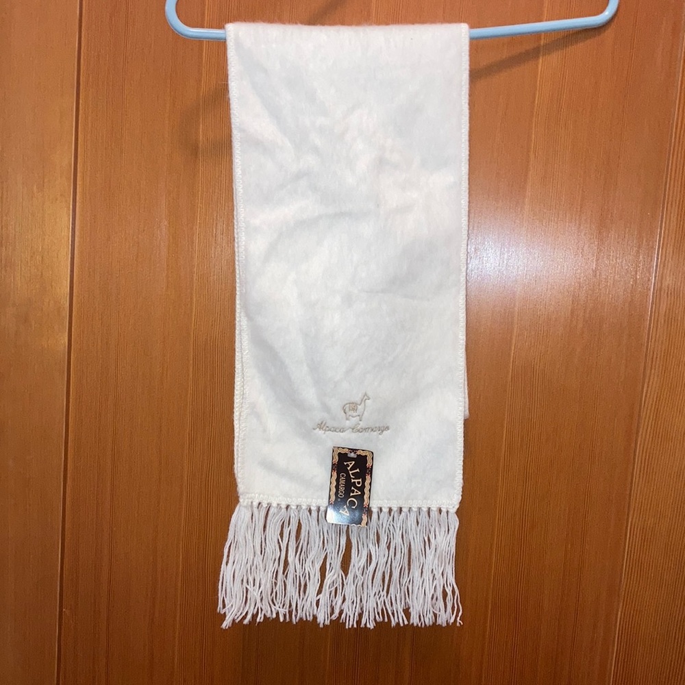 NWT Alpaca Camargo White Scarf